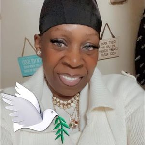 Meet your Posher, Dee dee